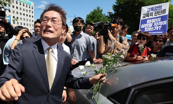 해직 교사 5명을 부당하게 특별채용해 직권남용했다는 대법원 유죄선고로 교육감직을 잃은 서울시 3선 교육감 조희연, 시민의 항의, “특채, 검사는 되고 선생은 안 되냐” (사진출처: 한겨레, 2024.8.29. https://www.hani.co.kr/arti/area/area_general/1155978.html?utm_source=copy&utm_medium=copy&utm_campaign=btn_share&utm_content=20240907)