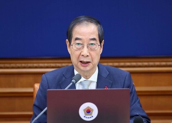 한덕수 총리(대통령 권한대행)가 12.26일 긴급 대국민담화를 통해 ‘여야 합의’를 요구하며 헌법재판관 임명을 거부했다. 국회가 추천해 ‘선출’한 헌법재판관에 대해 대통령(권한대행 포함)이 여야 합의를 요구하며 거부하는 것은 헌법 원칙에도 없는 것이고, 여기에 동조하는 국힘당의 현실은 의원내각제 및 (책임)총리제의 부작용을 선제적으로 보여주는 단면이다.(사진출처: 한겨레, 2024.12.26. https://www.hani.co.kr/arti/politics/politics_general/1175017.html?utm_source=copy&utm_medium=copy&utm_campaign=btn_share&utm_content=20241226)