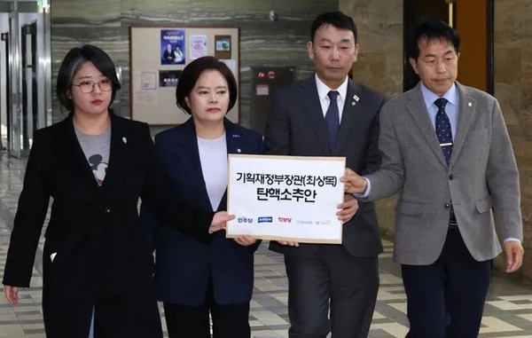 야 5당, 최상목 탄핵소추안 발의, 우원식 의장은 부정적. (왼쪽부터)용혜인(기본소득당), 정춘생(조국혁신당 원내수석부대표), 김용민(더불어민주당 원내수석부대표), 윤종오(진보당) 의원이 21일 서울 여의도 국회 의안과에 최상목 대통령 권한대행 부총리 겸 기획재정부 장관 탄핵소추안을 제출하고 있다.(사진출처: 한겨레, 2025.3.21. https://www.hani.co.kr/arti/politics/politics_general/1188209.html?utm_source=copy&utm_medium=copy&utm_campaign=btn_share&utm_content=20250321)