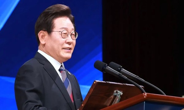 이재명 대통령이 7.13일 서울 강남구 코엑스에서 열린 2025 세계정치학회(IPSA) 서울총회 개막식에서 연설하고 있다.(사진출처: 한겨레 2025.7.14. https://www.hani.co.kr/arti/politics/bluehouse/1207758.html?utm_source=copy&utm_medium=copy&utm_campaign=btn_share&utm_content=20250718)