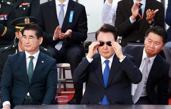 ‘왕초 윤석열과 권력층 도둑들’ 또 나라 삼킬 수 있다(사진출처: 한겨레, 2025.12.2. https://www.hani.co.kr/arti/politics/politics_general/1232297.html?utm_source=copy&utm_medium=copy&utm_campaign=btn_share&utm_content=20251202)